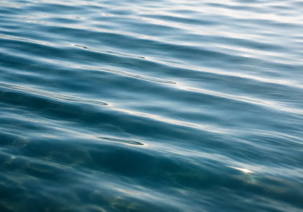 Ruhige Wasseroberfläche als Sinnbild für innere Ruhe